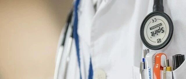 又一明星因癌离世！我国发病率超高！5个不起眼的小问题，竟是它的早期信号！