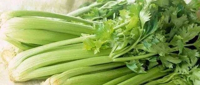 芹菜的一个吃法“专治”高血压头痛！血压不稳定的人都要学会！