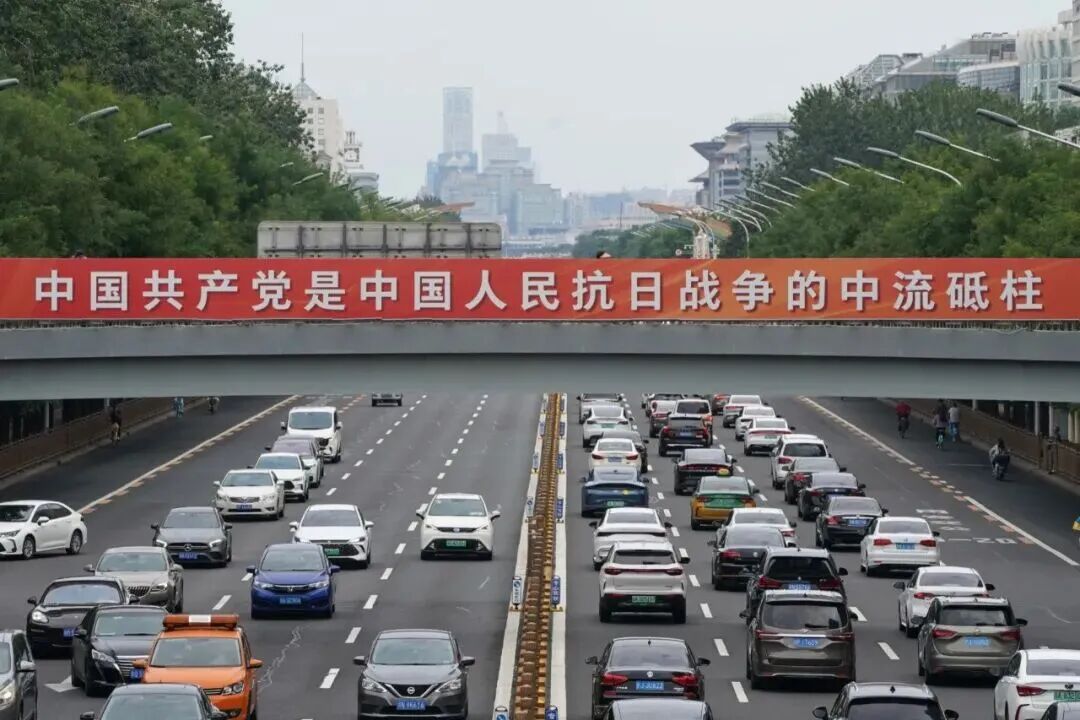 北京大街小巷悬挂国旗 全市喷泉开启