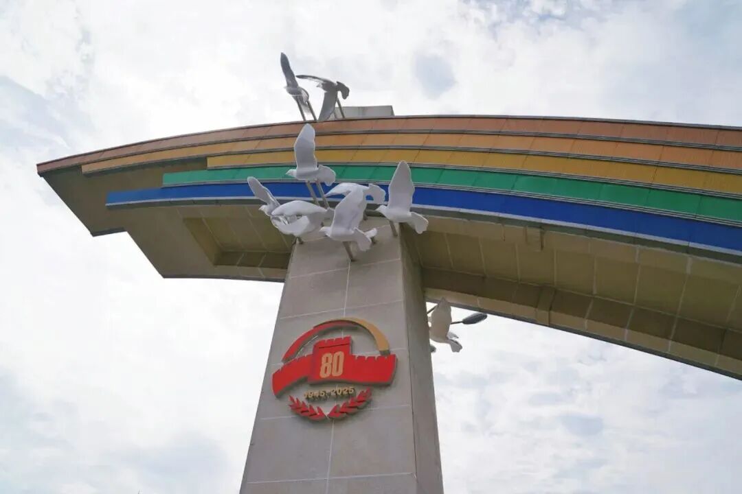 北京大街小巷悬挂国旗 全市喷泉开启