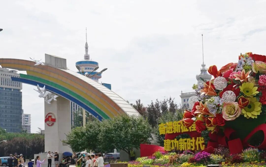 北京大街小巷悬挂国旗 全市喷泉开启