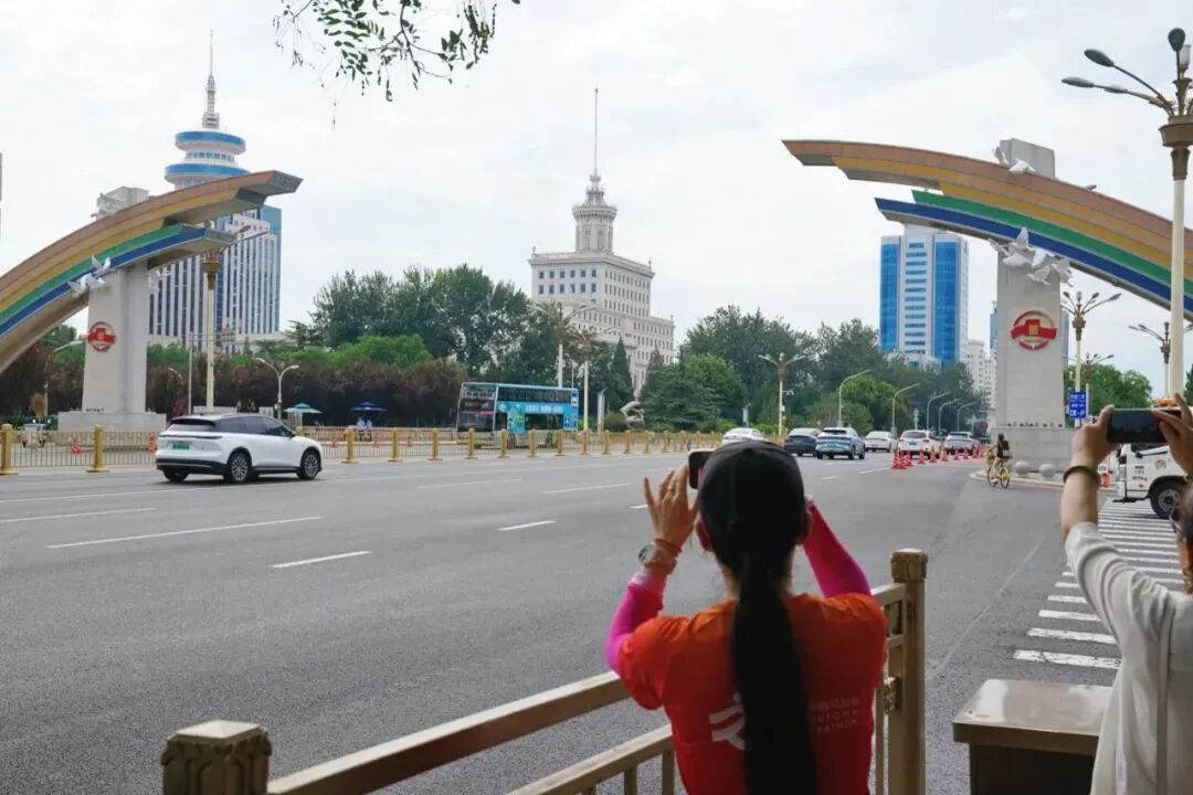 北京大街小巷悬挂国旗 全市喷泉开启