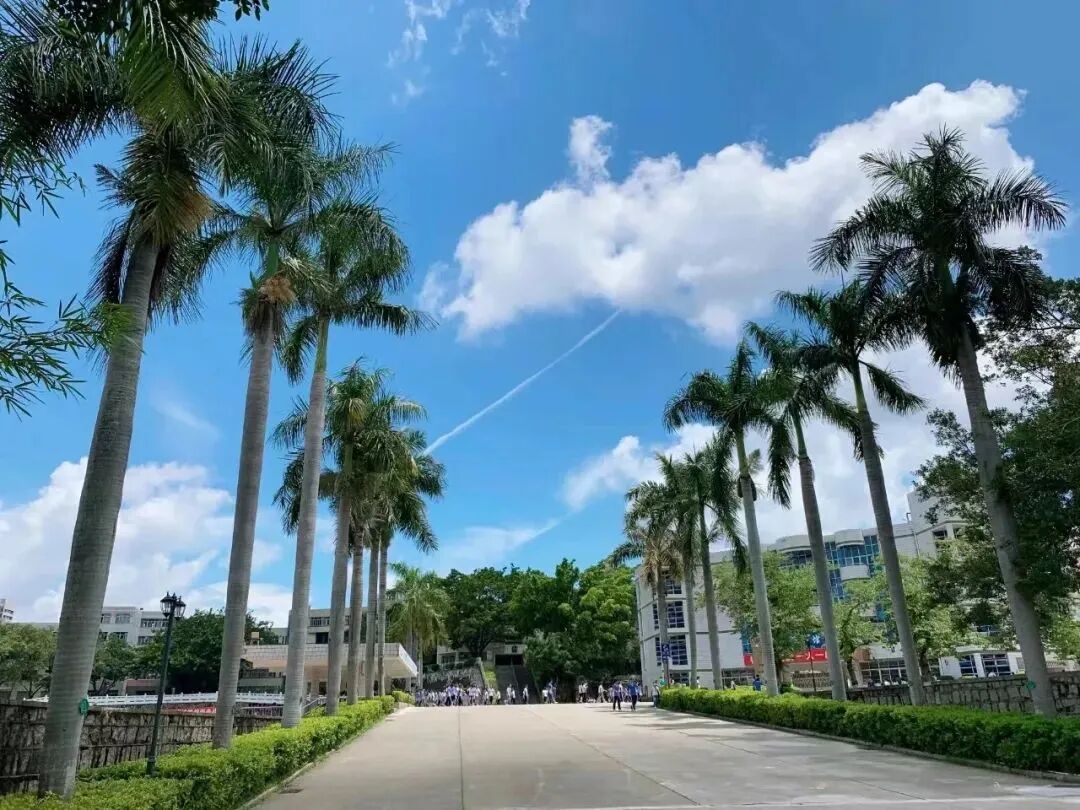 深圳市石岩公学成立于1995年,其前身为诞生于1975年的石岩中学.