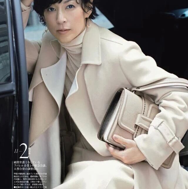 复盘&ldquo;铃木保奈美&rdquo;30年前的穿搭:衣永远鲜艳、丝巾做叠穿,真美