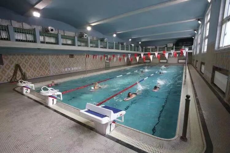 位于体育大厦一楼的室内游泳池,长22.5米,宽7.