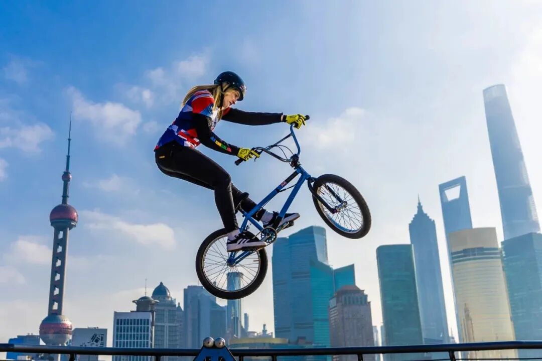 滑板和运动攀岩项目的顶尖运动员聚集在同一个城市运动公园内进行比赛