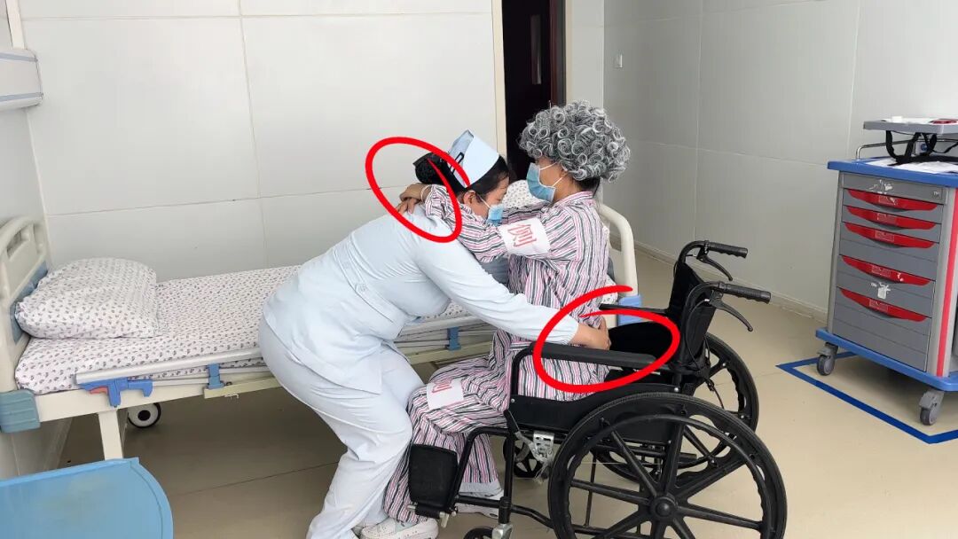 医用病床怎么移动图解【健康科普】轮椅转移有技巧 一起了解一下吧！_https://www.jmylbn.com_新闻资讯_第6张