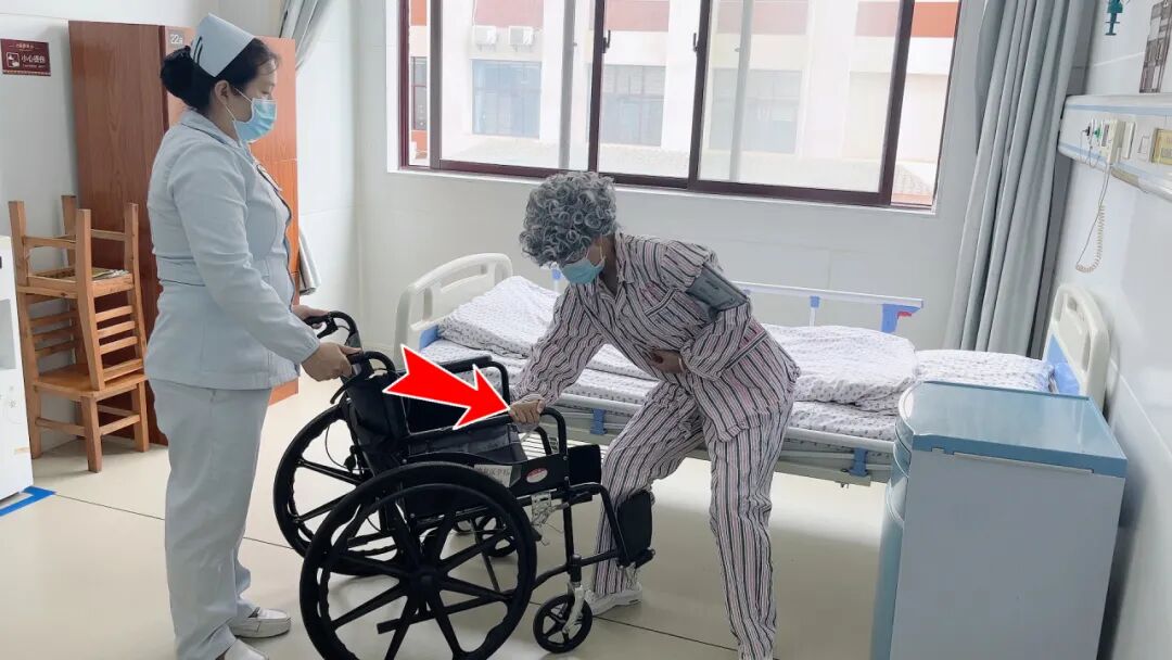 医用病床怎么移动图解【健康科普】轮椅转移有技巧 一起了解一下吧！_https://www.jmylbn.com_新闻资讯_第5张