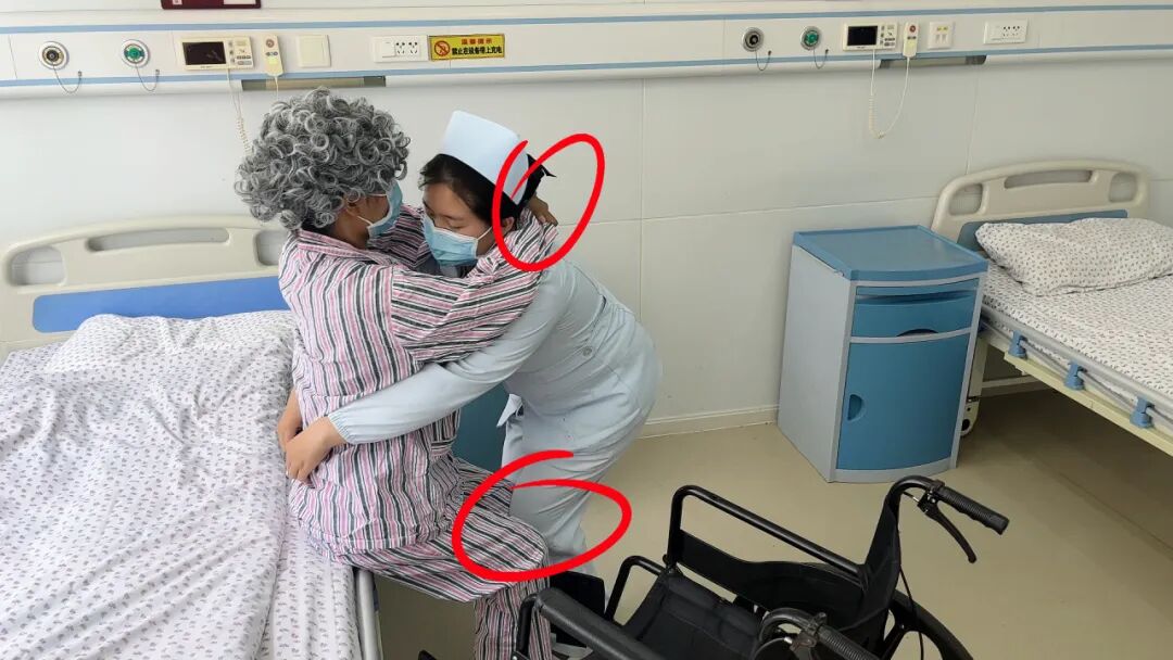 医用病床怎么移动图解【健康科普】轮椅转移有技巧 一起了解一下吧！_https://www.jmylbn.com_新闻资讯_第7张