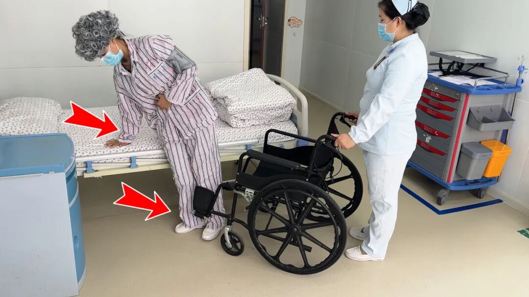 医用病床怎么移动图解【健康科普】轮椅转移有技巧 一起了解一下吧！_https://www.jmylbn.com_新闻资讯_第4张