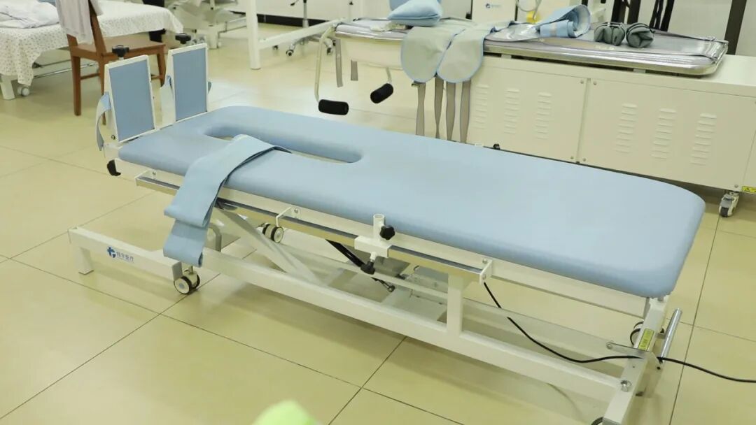 电动医疗床怎么用【医疗科普】电动起立床 让患者在“躺平治疗”中站起来_https://www.jmylbn.com_新闻资讯_第4张