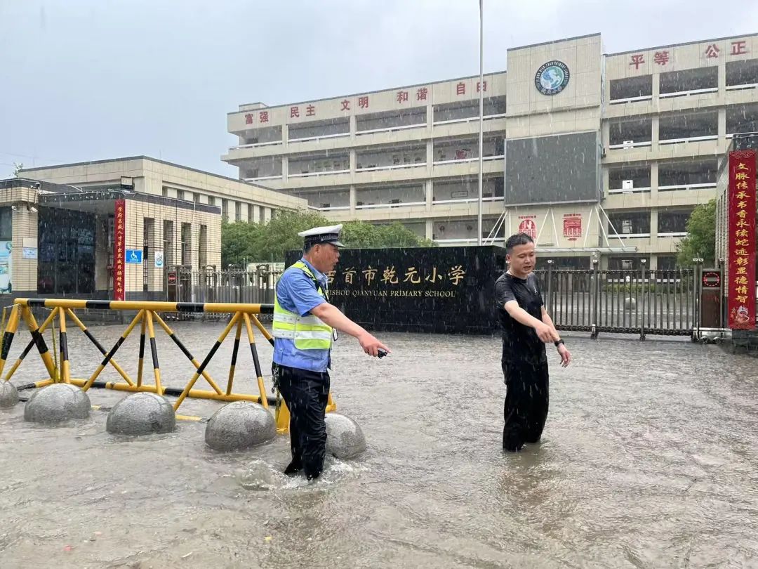 交警在大雨中为高考生撑伞