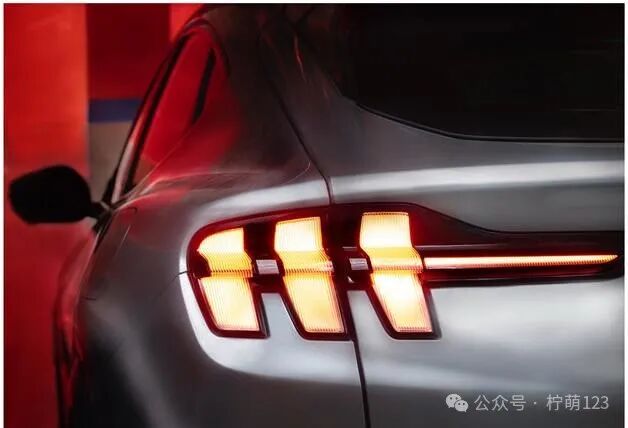 特斯拉驾驶体验视频_特斯拉汽车驾驶体验_特斯拉Model Y的技术创新与驾驶乐趣