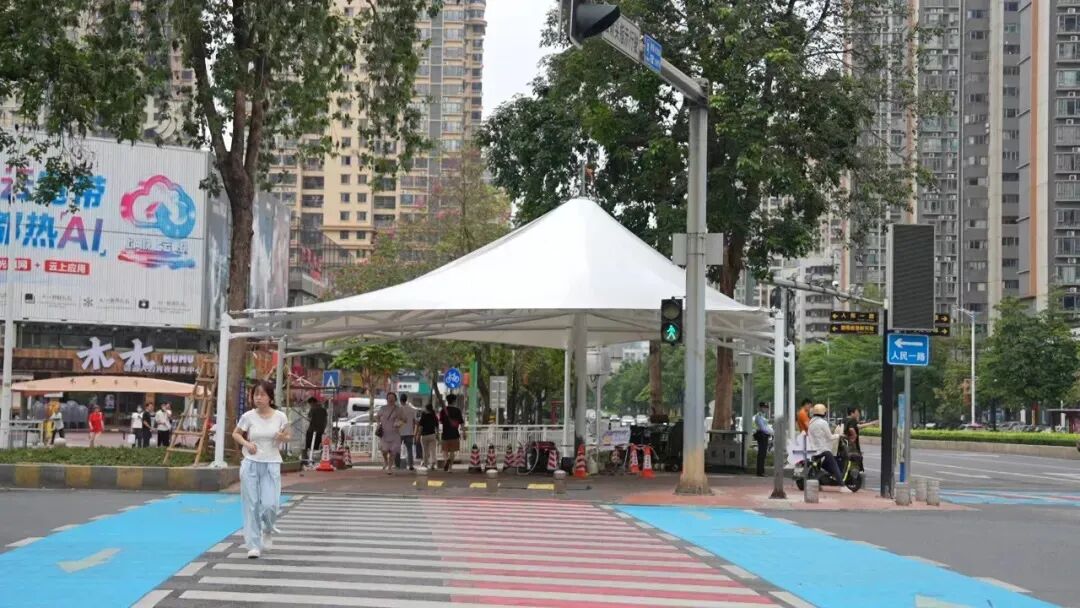 凤翔中路和人民路交汇口（凤城世家路口）部分遮阳篷已完成安装。