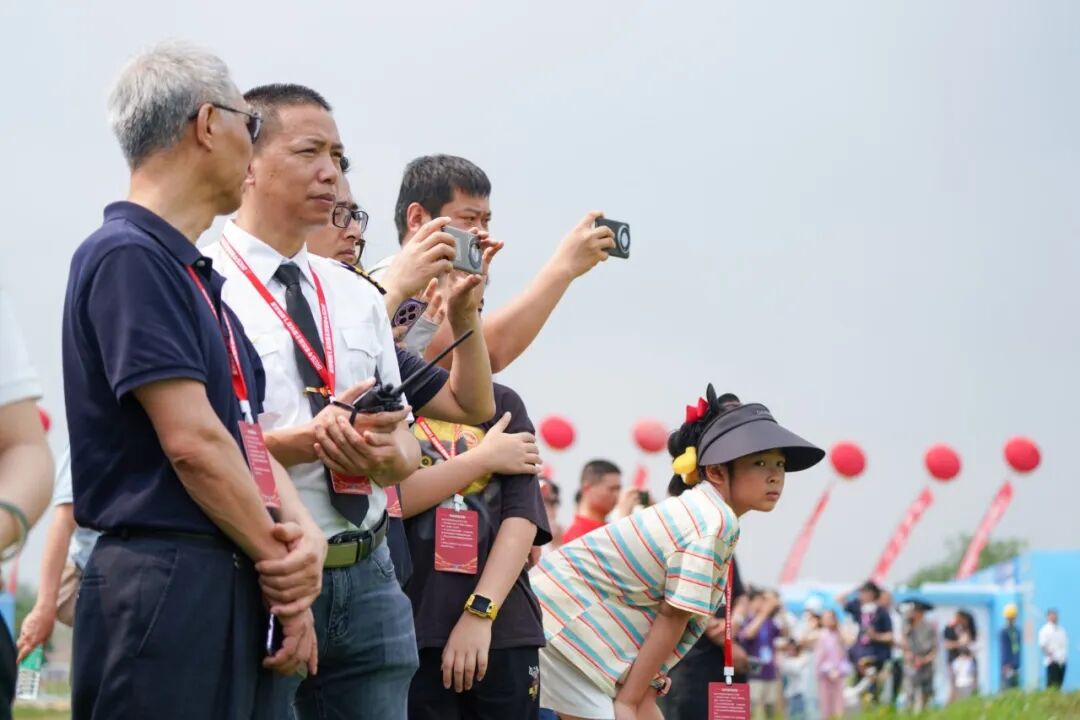 活动嘉宾观看飞行表演。清远日报记者 刘淑芳 摄