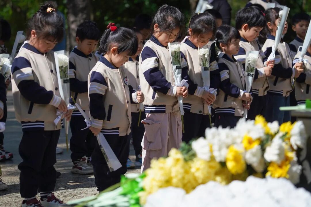 4月1日，向秀丽公园，一幼儿园组织师生清明祭英烈活动。清远日报记者 刘淑芳 摄