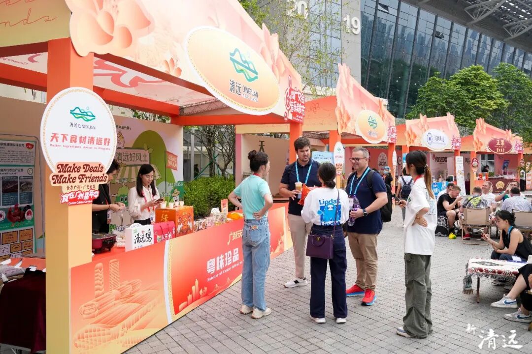 4月15日，第139届广交会音乐美食节嘉年华，采购商参观清远展位。记者 李思靖 摄