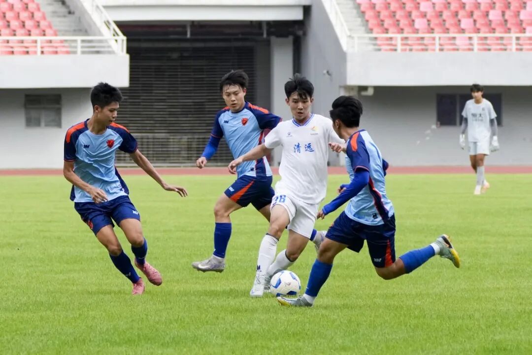 4月18日，清远队在清远体育中心体育场与佛山队进行热身对抗。清远日报记者 李思靖 摄