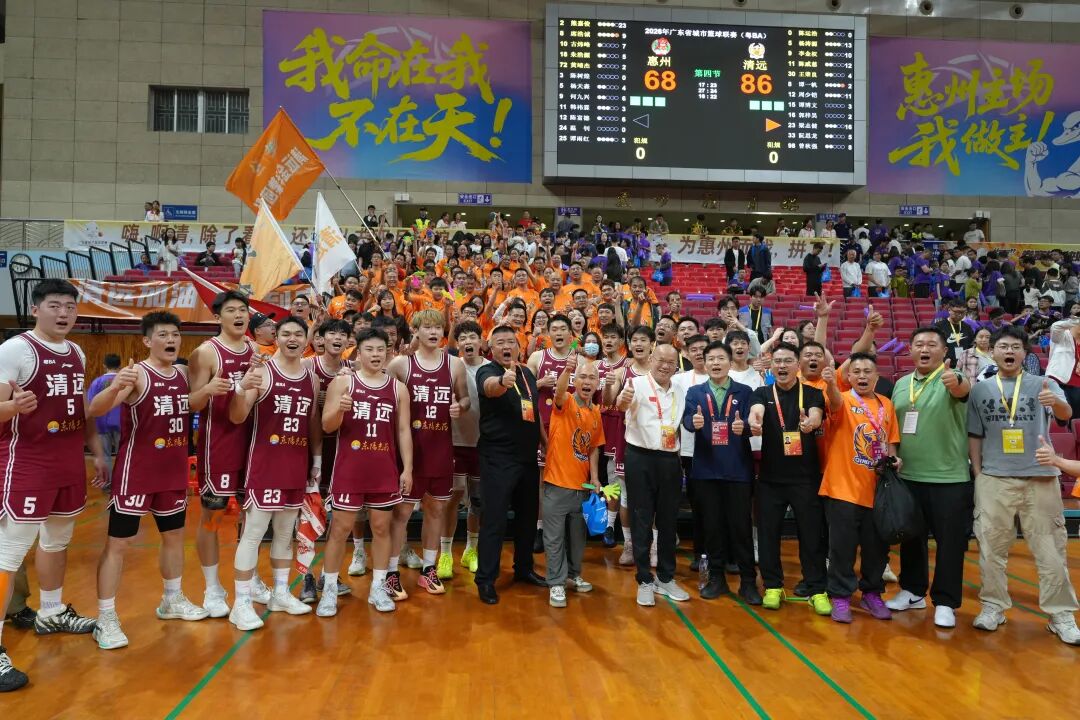 3月28日晚，清远队教练、球员与现场球迷合影。
