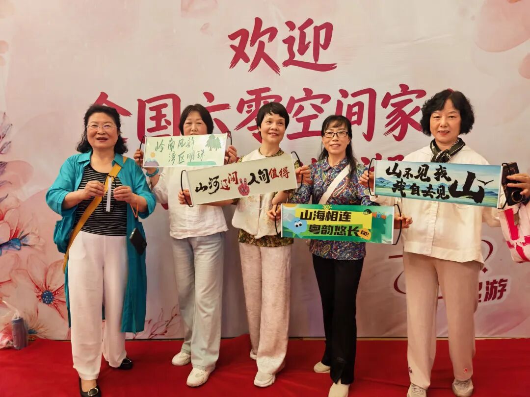 银发游客抵达英德望埠镇宝墩湖。清远日报记者 钟履双 摄