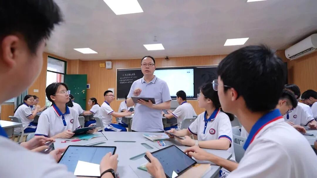 侨中学生利用平板在上课。通讯员供图