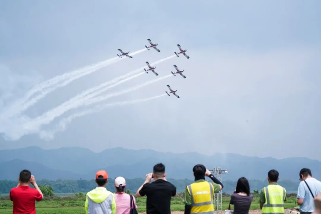 飞机表演方阵在天空翱翔不时变幻队形。清远日报记者 刘淑芳 摄