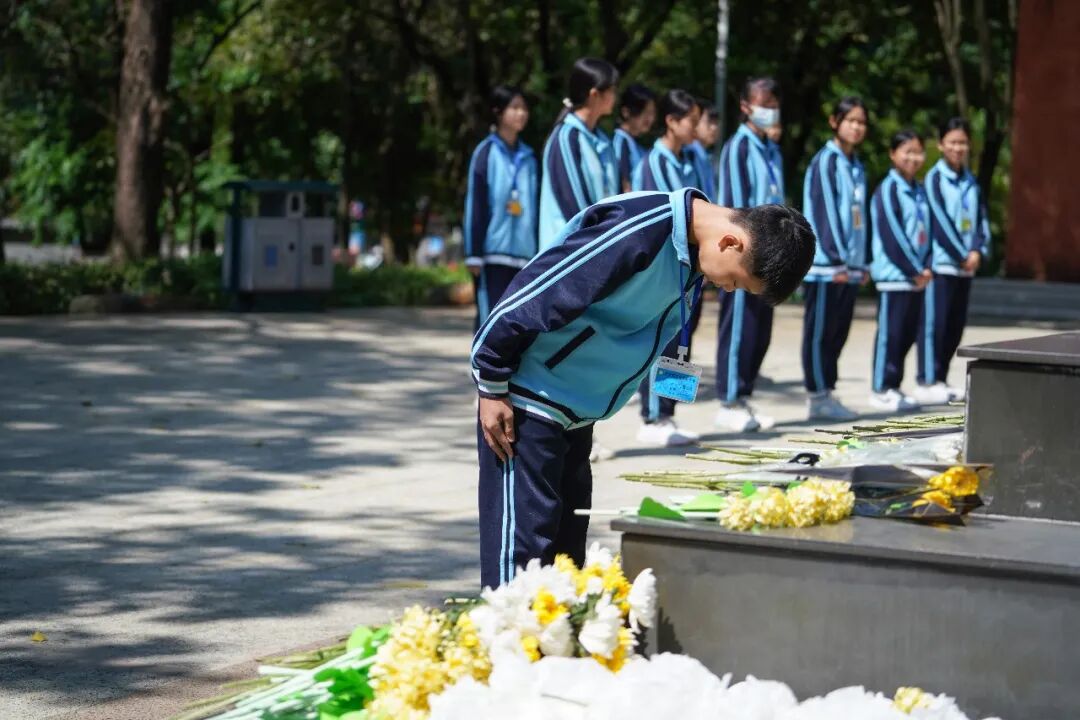 4月1日，向秀丽公园，清远市博雅实验学校组织师生代表开展清明祭英烈活动。清远日报记者 刘淑芳 摄