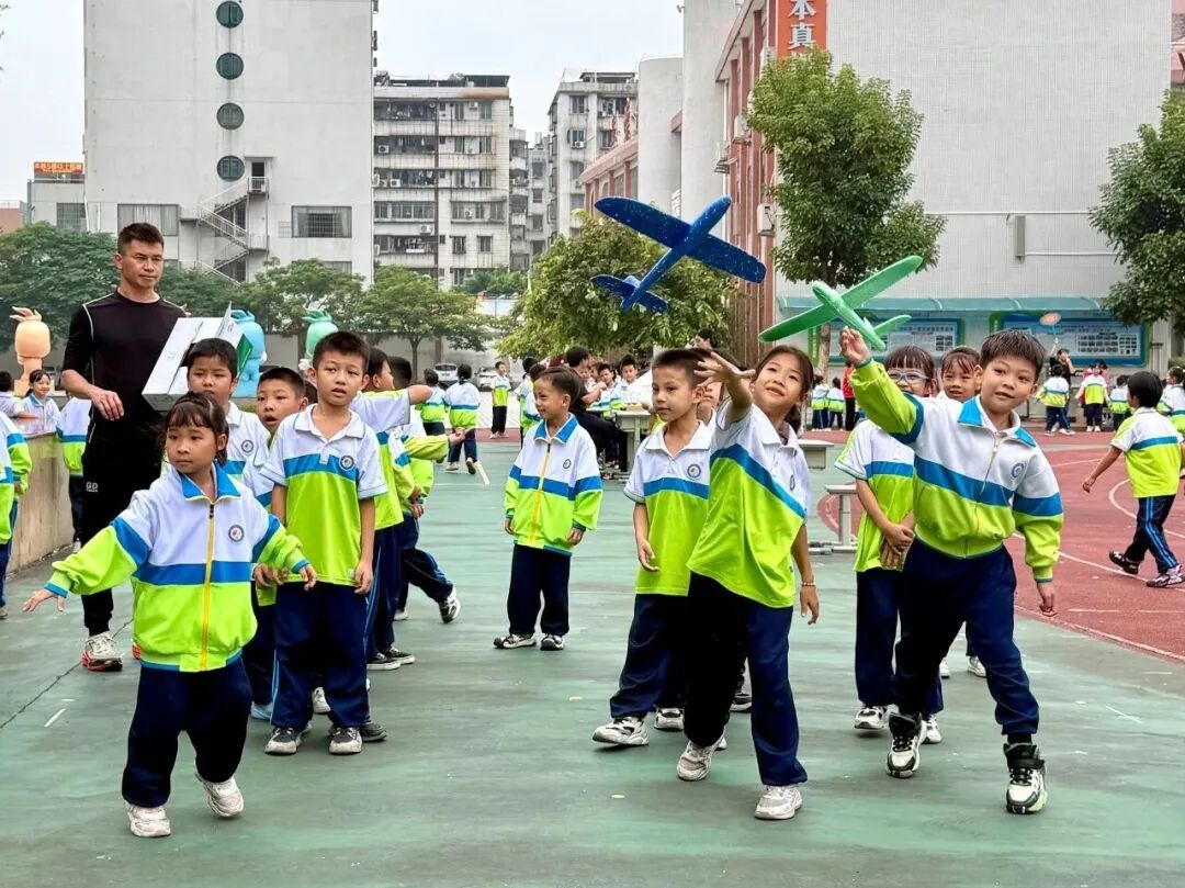 在清新区第一小学，孩子们在动手实践中感受科技的奇妙，在欢声笑语中探索科学的奥秘。