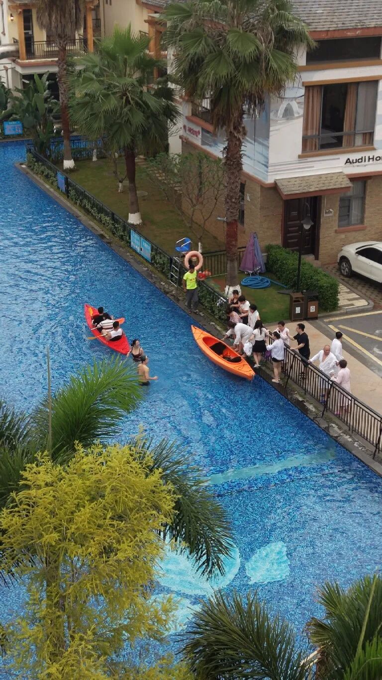游客在宝墩湖玩水。清远日报记者 钟履双 摄