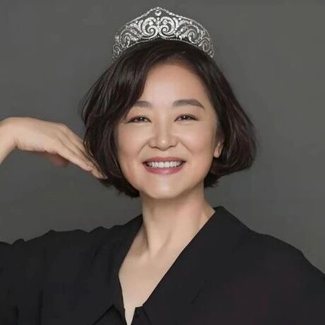 林青霞为意大利导演庆生,向乐队主唱敬酒,70岁状态惊艳众人