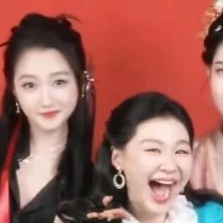 关晓彤金靖王玉雯同框让人眼前一亮,一个比一个美,网友:莫名其妙很和谐