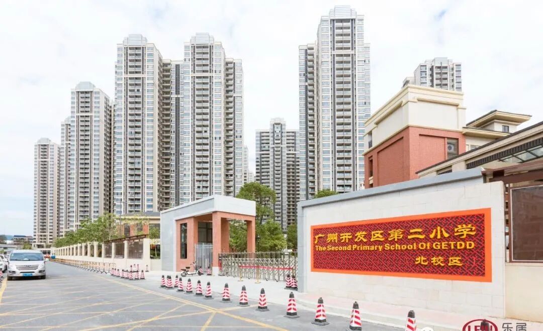 保利罗兰国际加推10座，*后一栋小户型