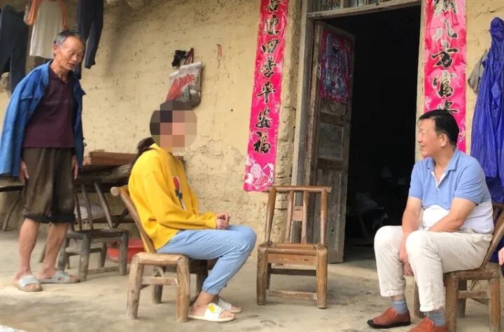 杨建成（右一）在张集镇走访慰问