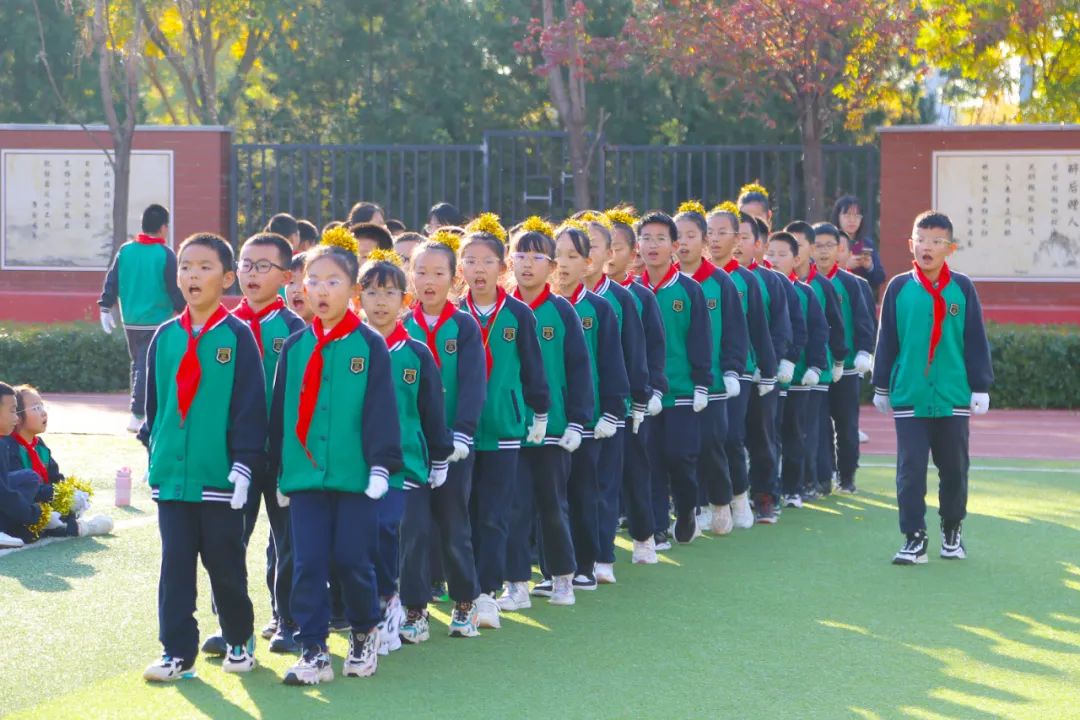 双语武术操（武术根本
功讲授
视频）《武术操基本功视频》