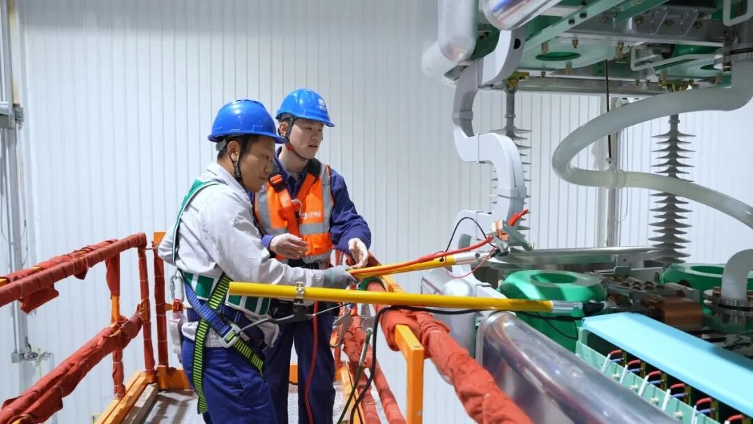 国网重庆超高压公司员工在渝北换流站开展换流阀主通流接头直流电阻测试。张蕾摄