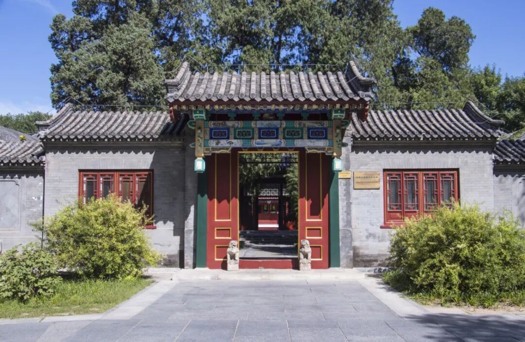 基金会门口 2-王道琳.jpg