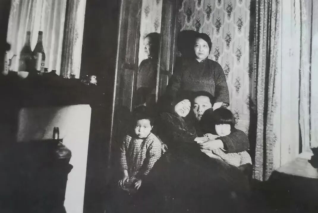 刘复全家的合影，在巴黎，赵元任拍的。.jpg