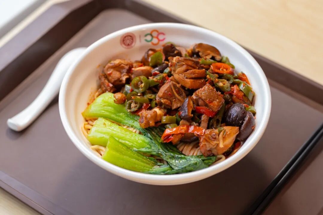 08-燕南（面食窗口）-香辣仔鸡面-郭梦姣2.jpg