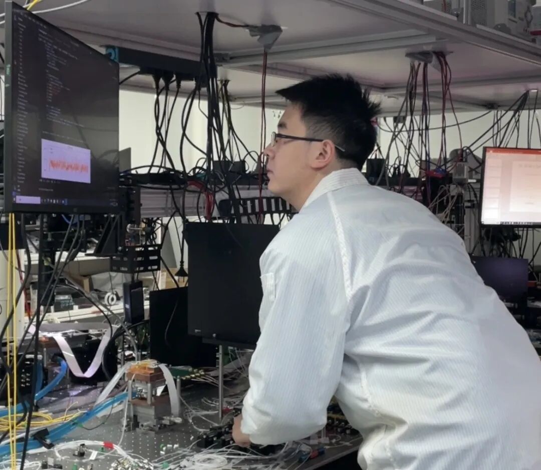芯片多比特光量子纠缠实验过程中拍摄.jpg