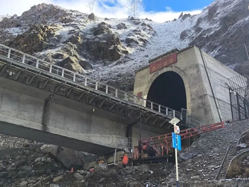 隧道口施工.jpg