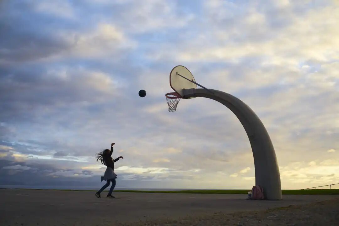 在宽阔的海边的篮球场完全不用担心背景杂乱使用24mm镜头贴近拍摄摔跤