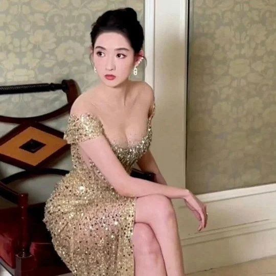 王玉雯——金色抹胸谁不爱