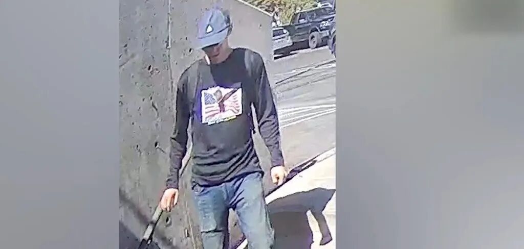 枪杀柯克嫌犯系被警官父亲控制,柯克枪击案22岁嫌犯系大学生，已被拘留！详情披露：曾..