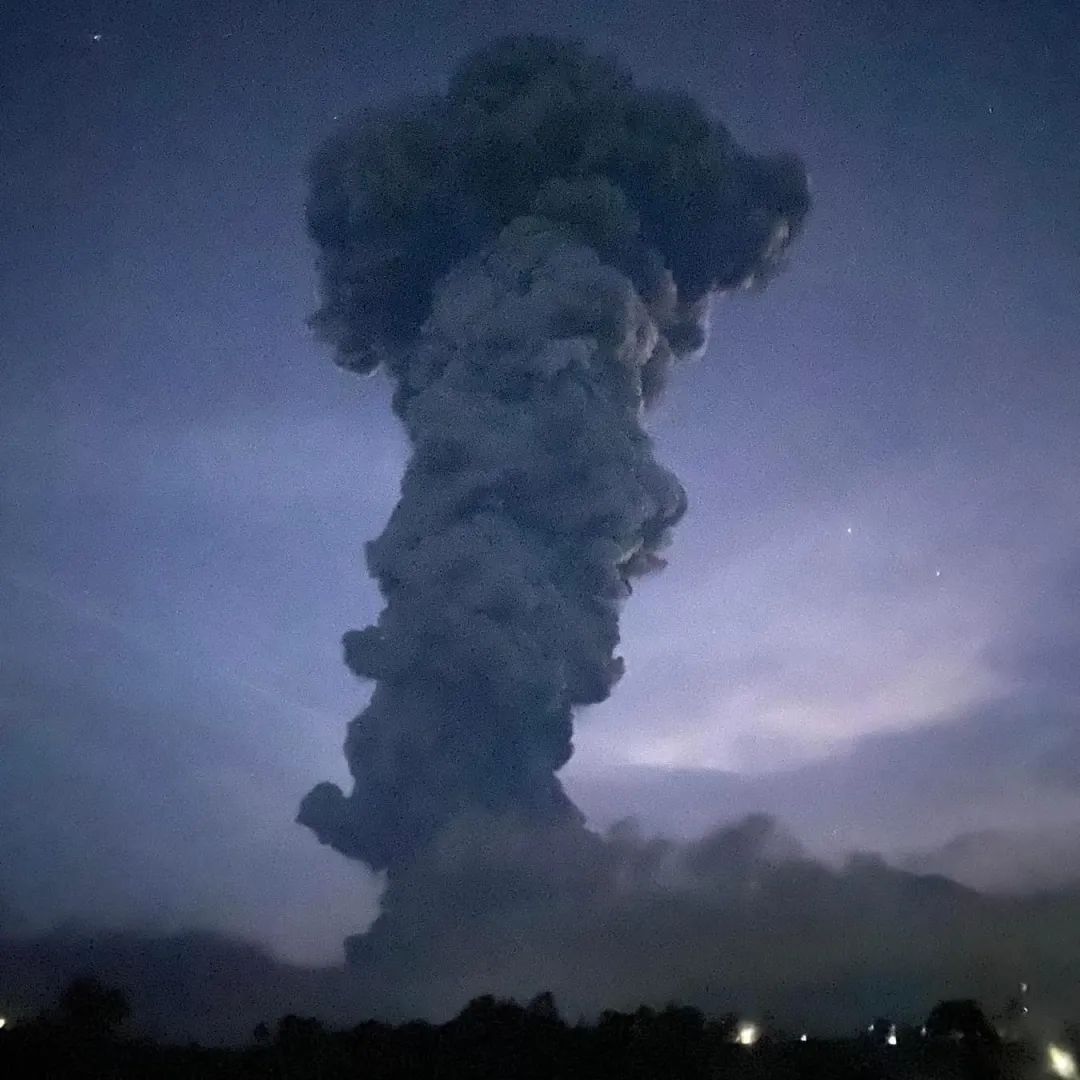 菲律宾一火山喷发灰柱高达5000米