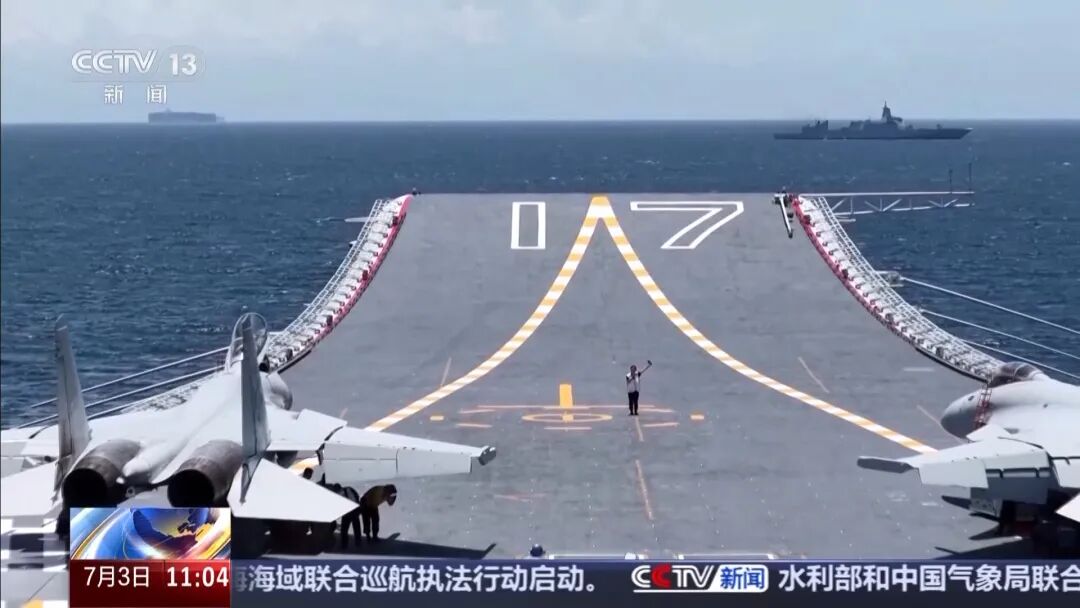 在航母上看中国战机起飞