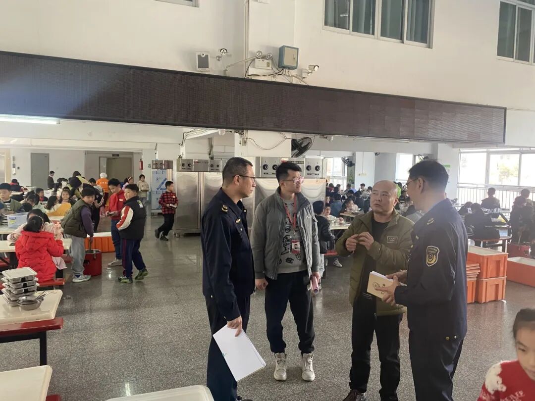 【校园安全】”食“刻守护,安全相伴——成功中心小学迎接安海镇市场监督管理所食堂食品安全检查 图片
