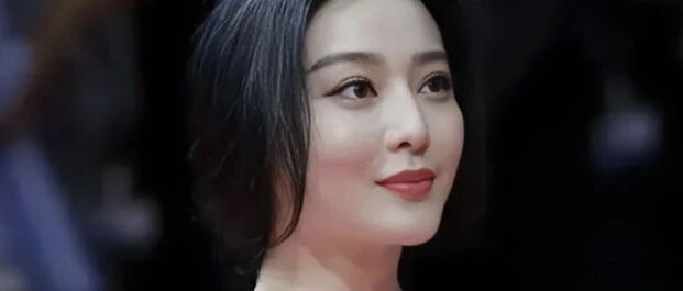 震撼!44岁范爷＂肥牛卷＂裙惊艳全场,网友:这才是真正的＂国民天花板＂!