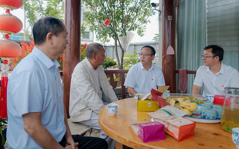 袁光举开展“七一”走访慰问活动 向全市广大党员和党务工作者致以节日问候
