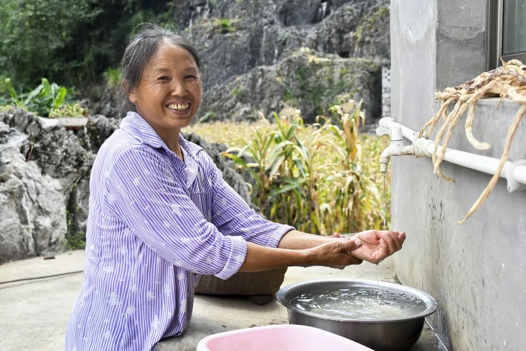 首页>河长制工作> 中午时间,贞丰县连环乡屯上村村民王明武刚喂完猪