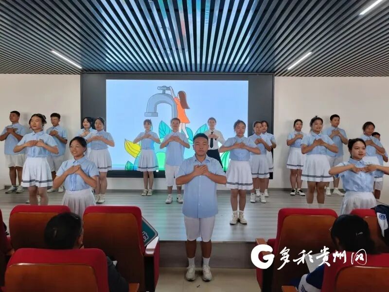 诗歌朗诵《我是水》"水是生命之源……"惠水县第一高级中学的高一学生